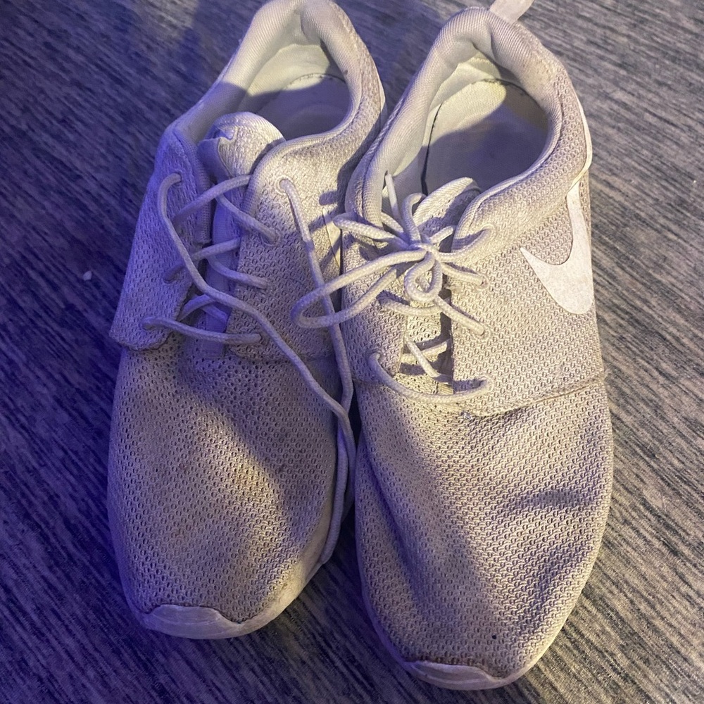 size 9.5 nike running shoes that just need to be cleaned